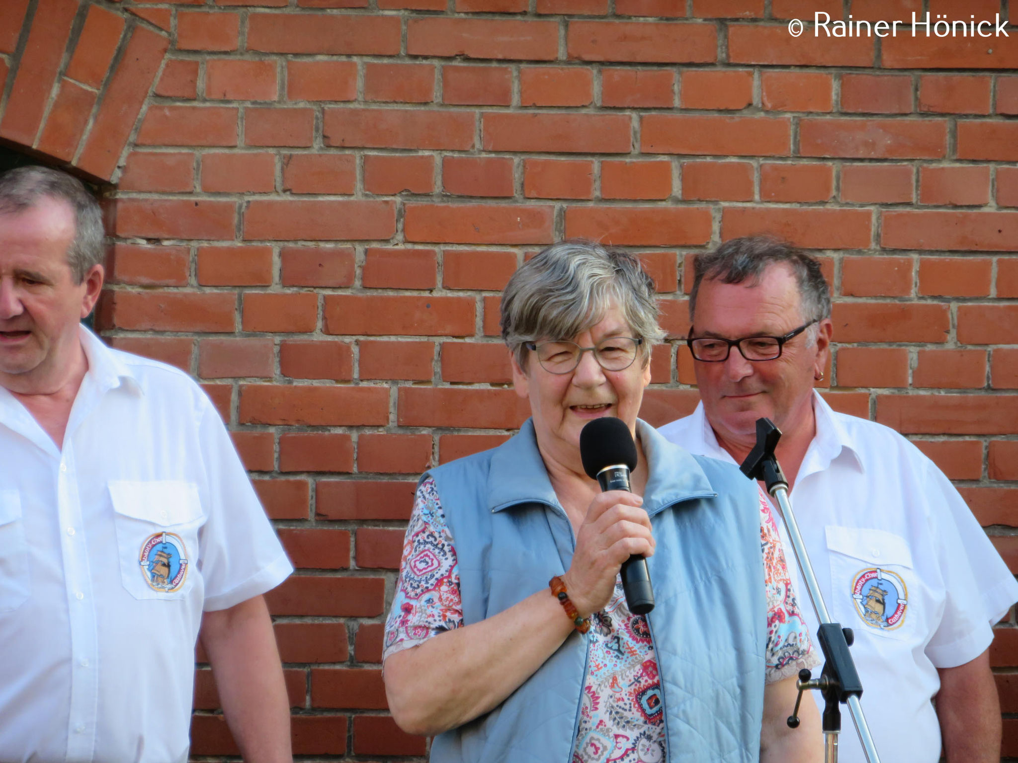 Anna Maria Höchtl begrüßt den Shanty-Chor