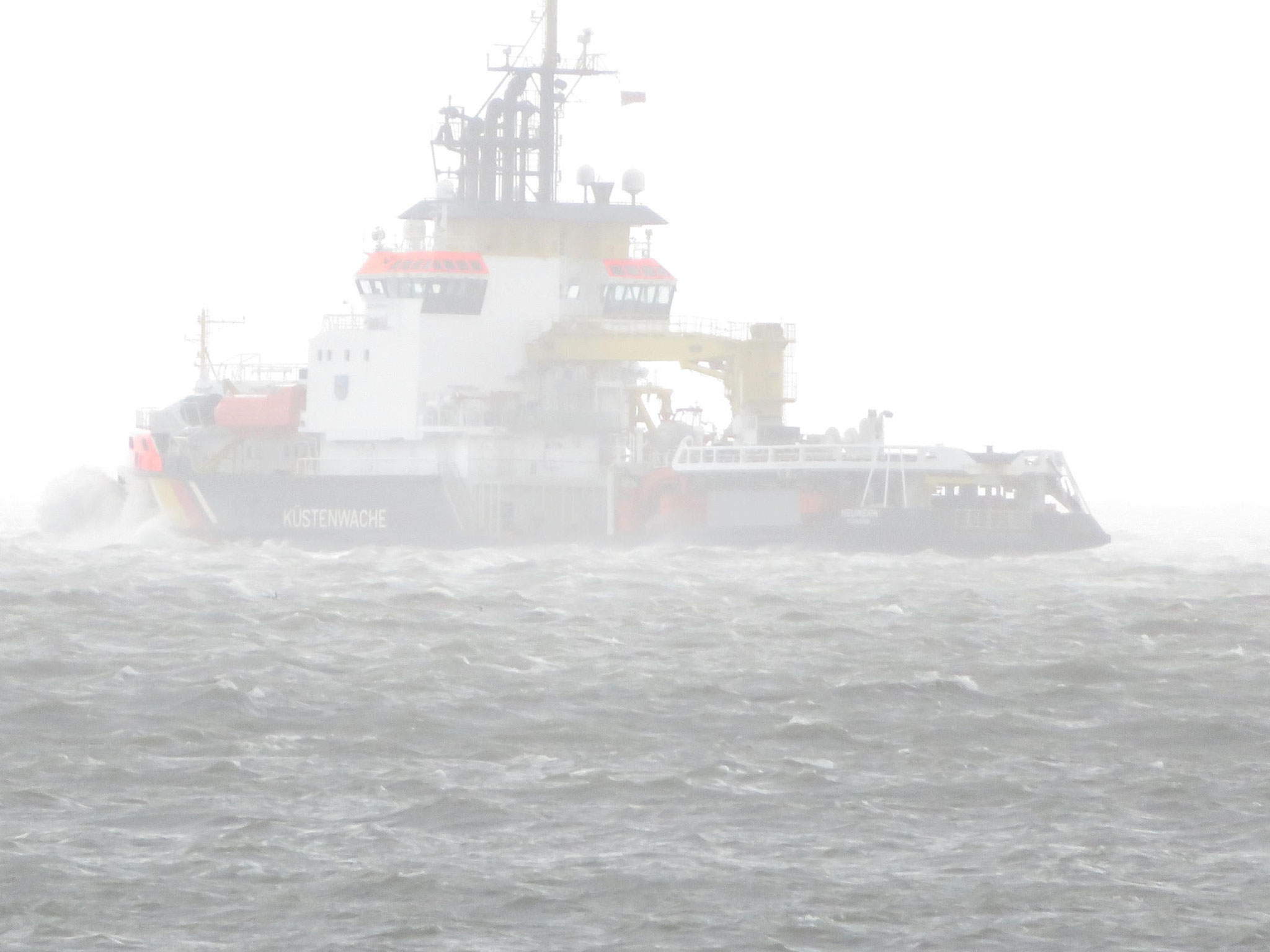 Das Mehrzweckschiff Neuwerk in der Grimmershörnbucht