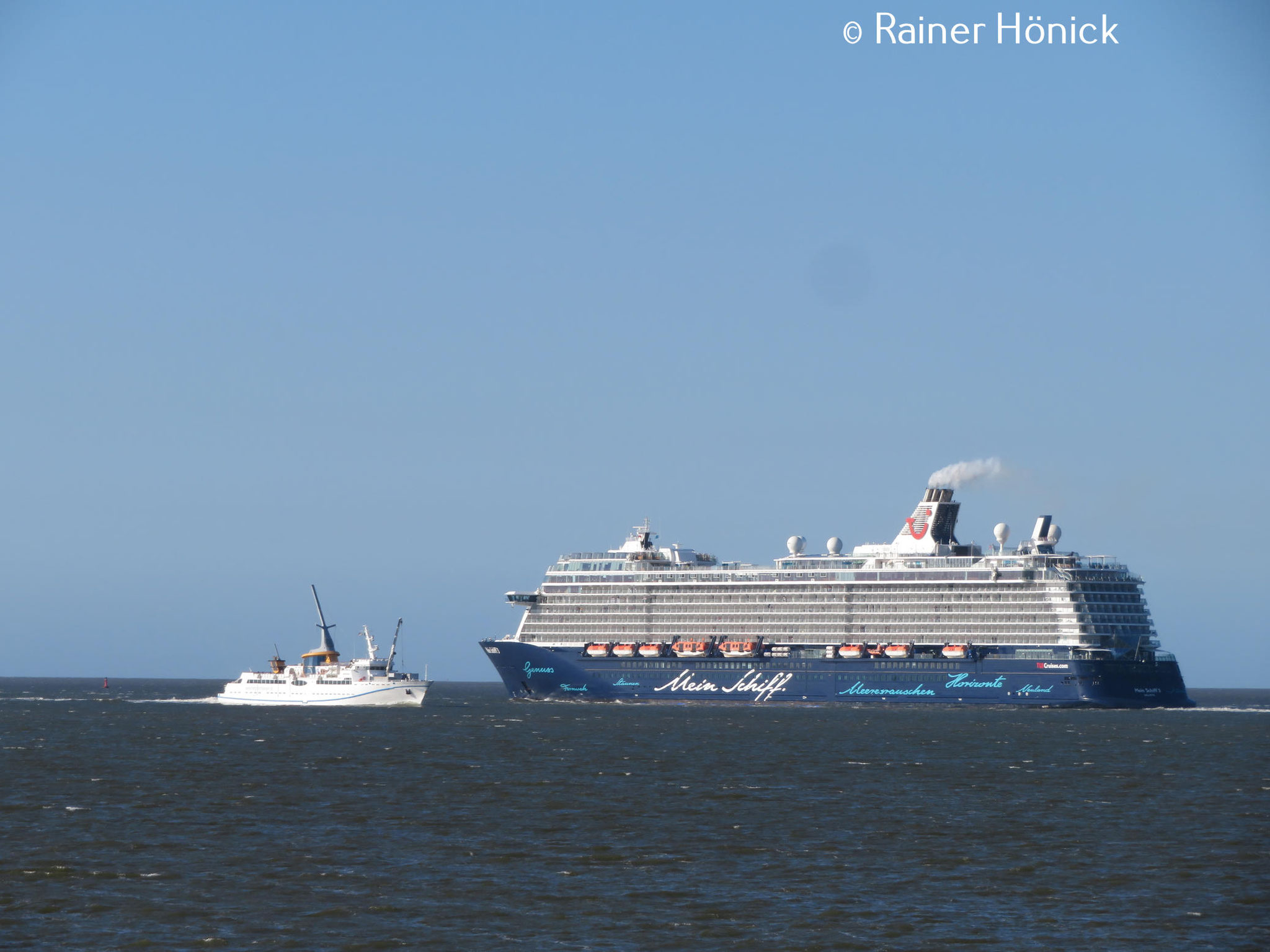 Die Helgoland passiert Mein Schiff 3