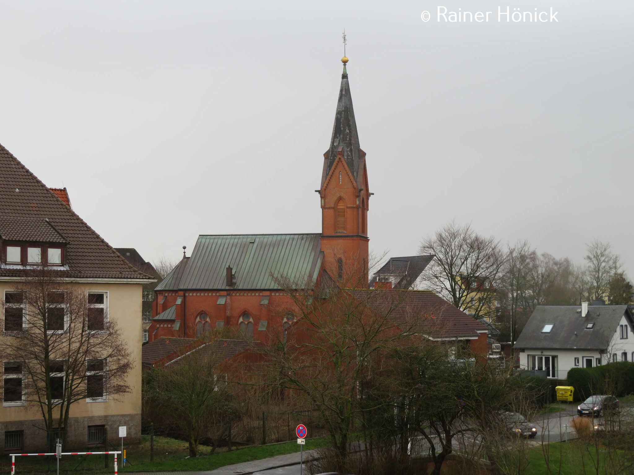 Herz-Jesu Kirche sicher hinterm Deich