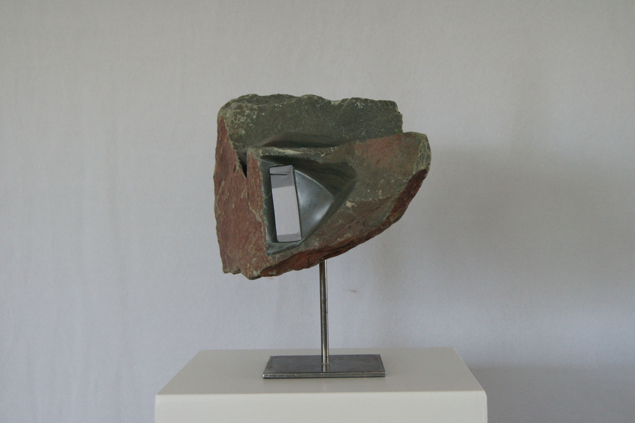 Auswege, 02/2022, Format BxHxT= 45 x 21 x 14 cm  Speckstein: Serpentin, Grün-Rotbraun auf Metallständer