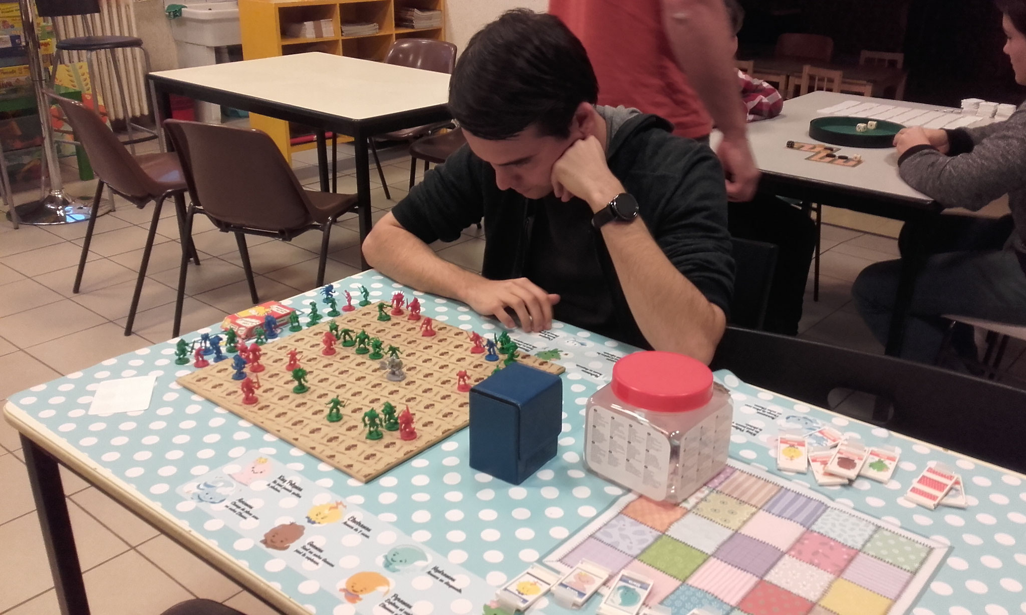 Embuscade, un jeu solitaire où il faut éliminer ses ennemis pour trouver à se cacher de leur regard