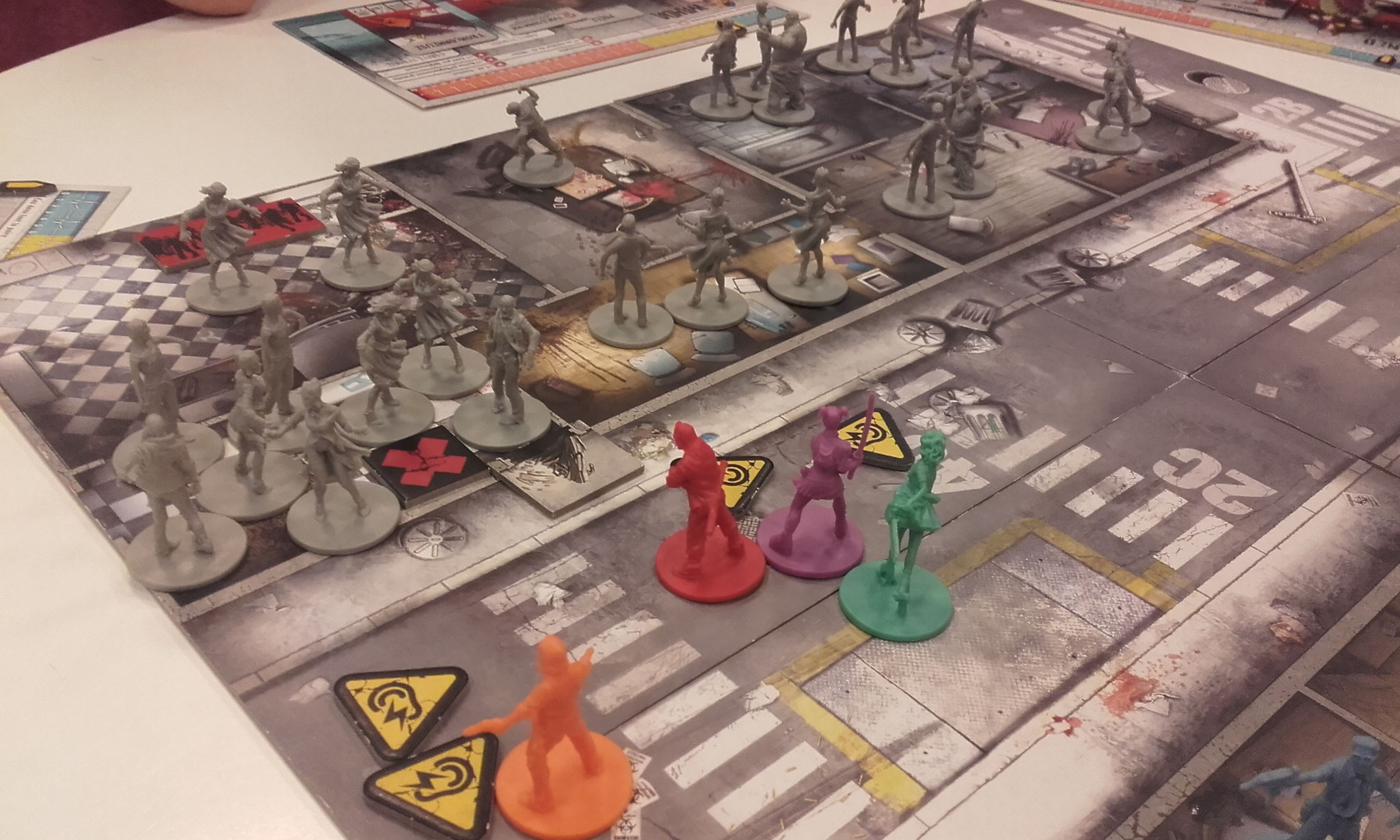 Zombicide - Les survivants hésitent à rentrer dans ce bâtiment