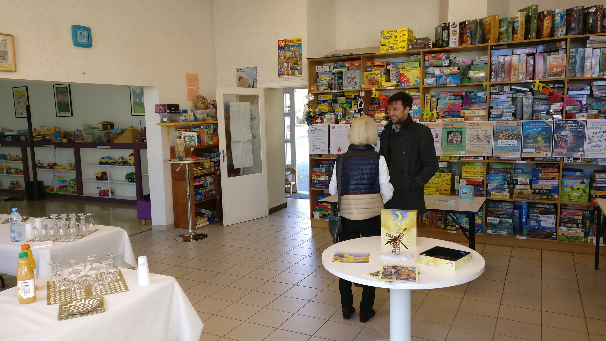 Annie Chiarotto en pleine discussion avec le directeur Petite Enfance, Enfance & Jeunesse