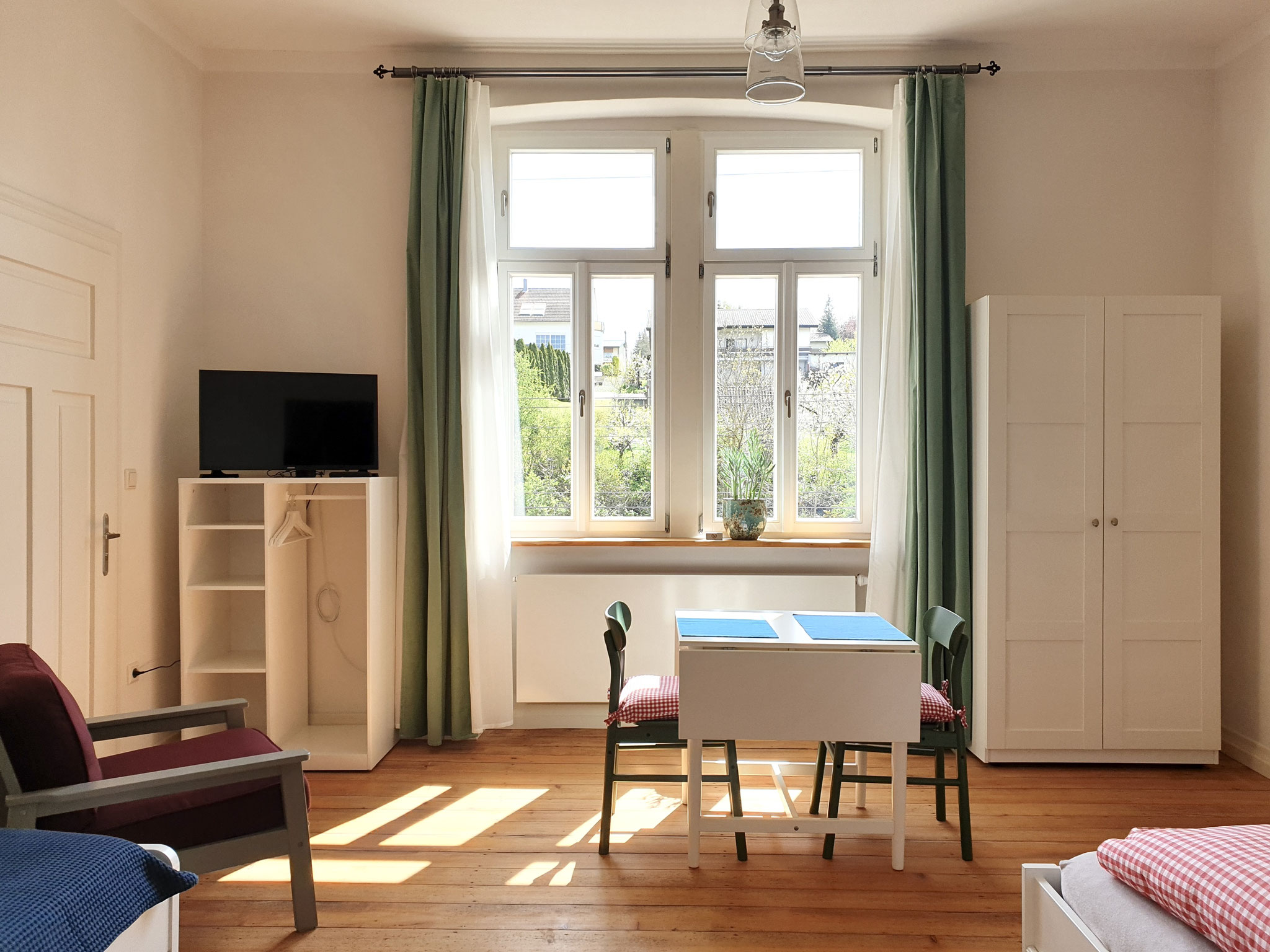 3-er Zimmer links, 1Doppelbett (180/200cm) 1Einzelbett (90/200cm)