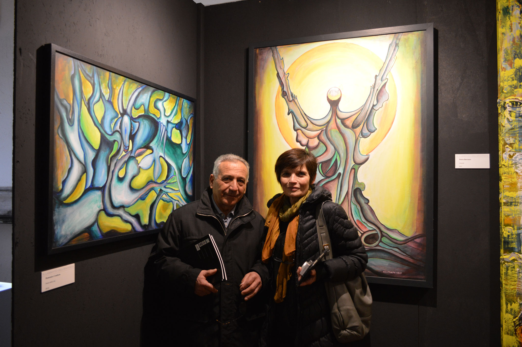 Domenico Conforte difronte ai suoi quadri con l'artista Fiamma Morelli
