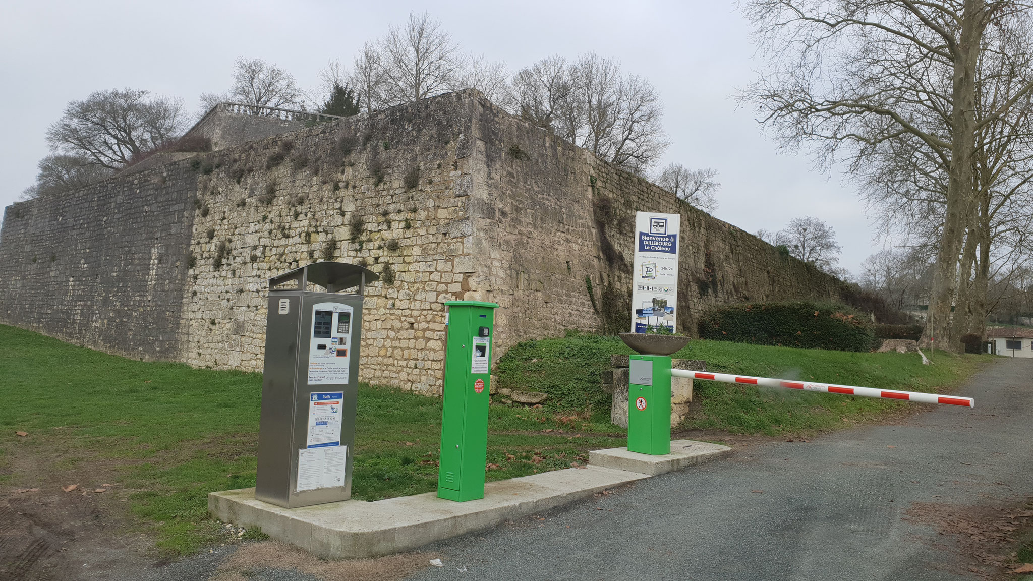 Einfahrt zum Stellplatz Taillebourg