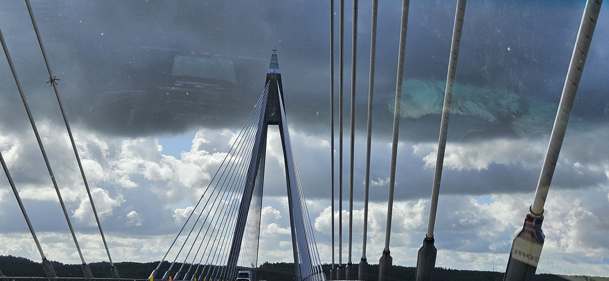 ...über der Brücke