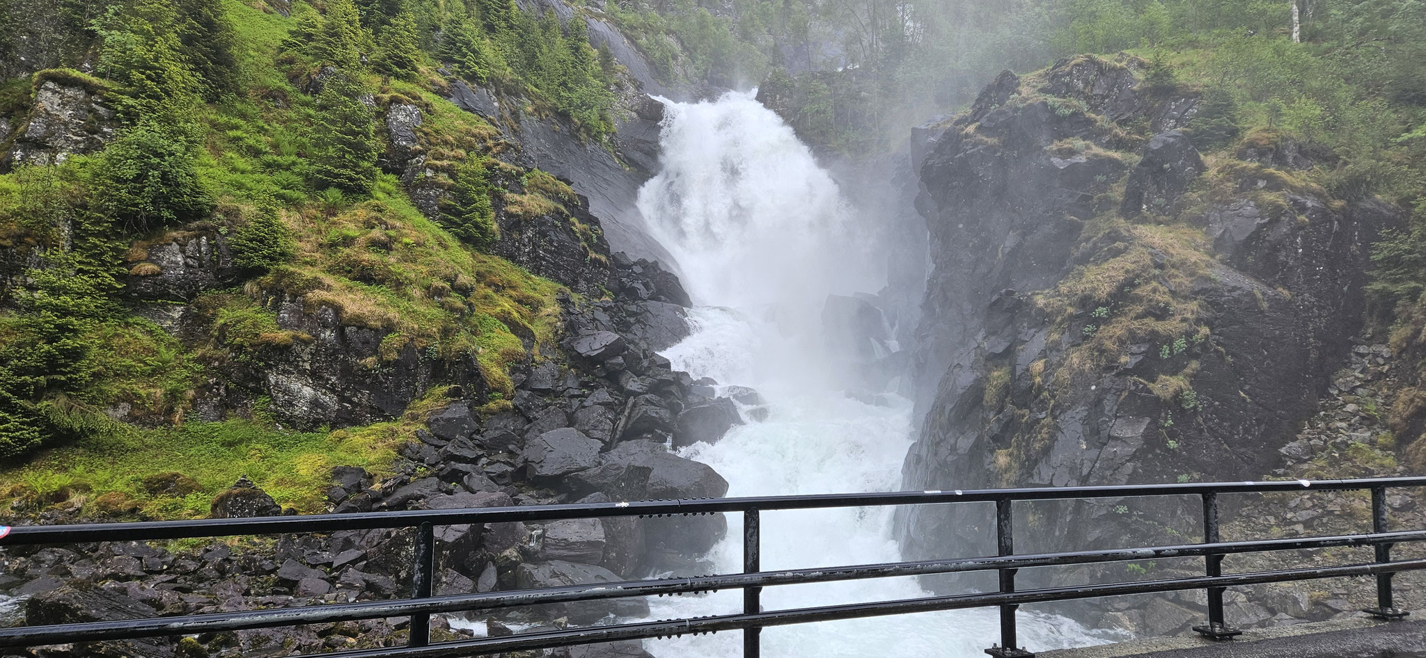 Der Wasserfall zieht Touristen und Einheimische...