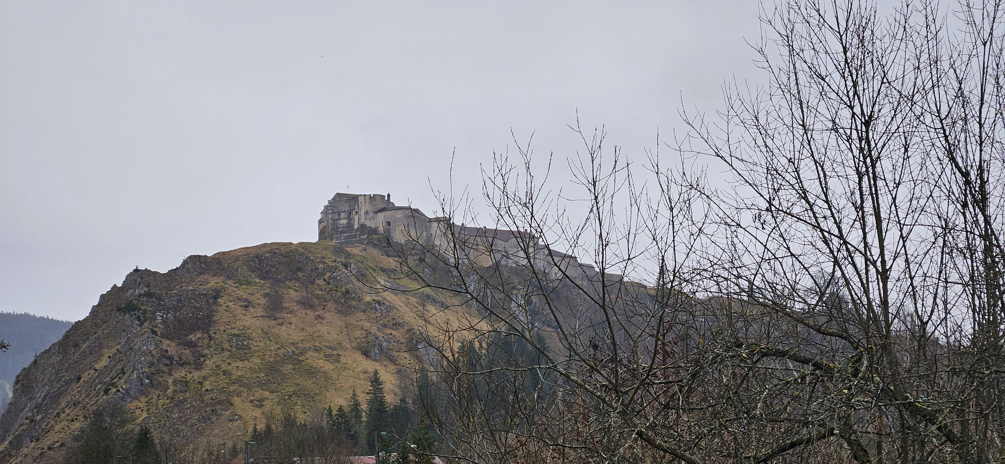 ...mit Sicht auf Schloss und Doubs