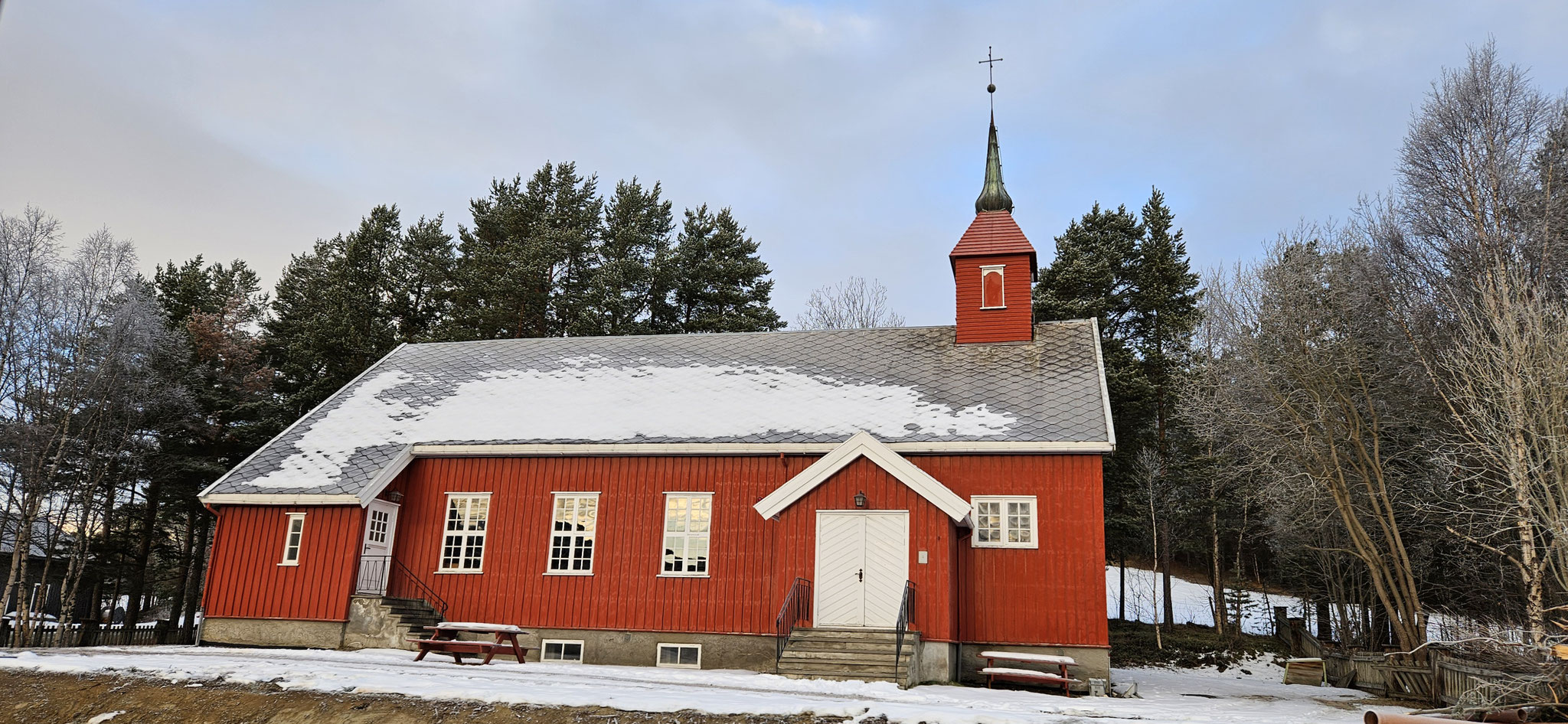 Wunderschön - die rote Kirche im Winterkleid