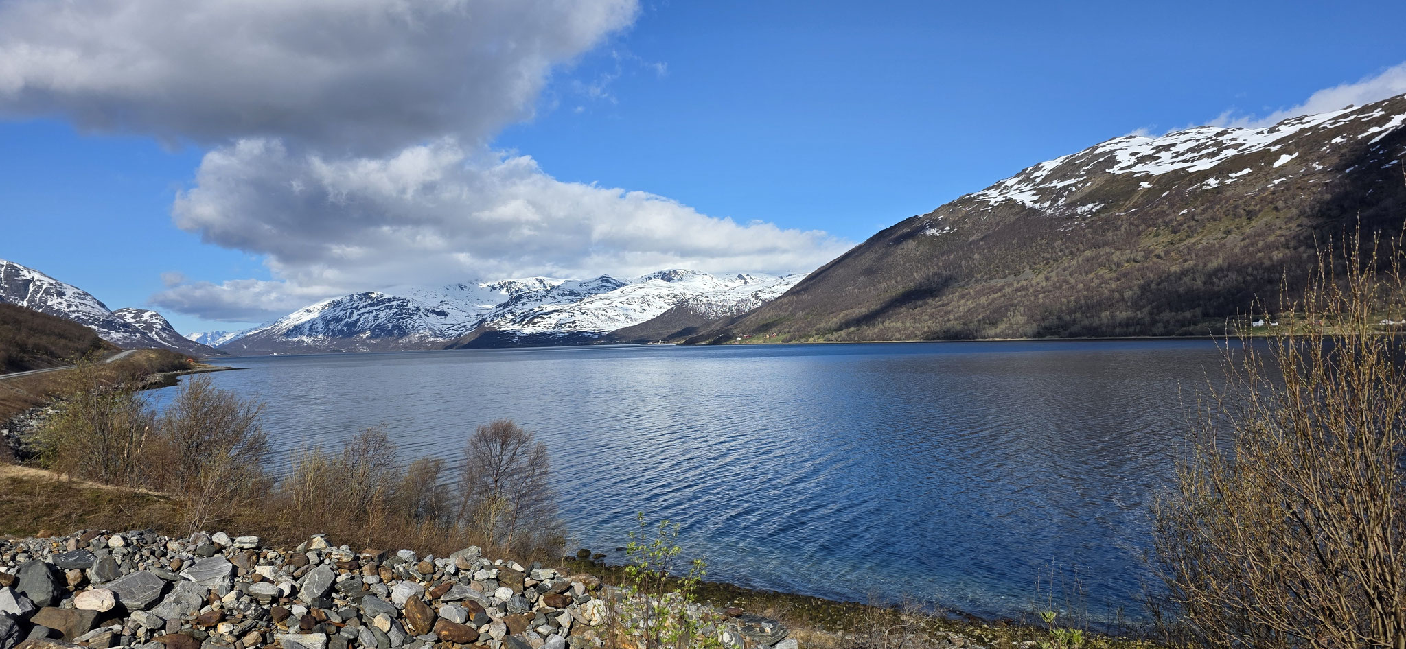 Lange fahren wir am Fjord entlang...