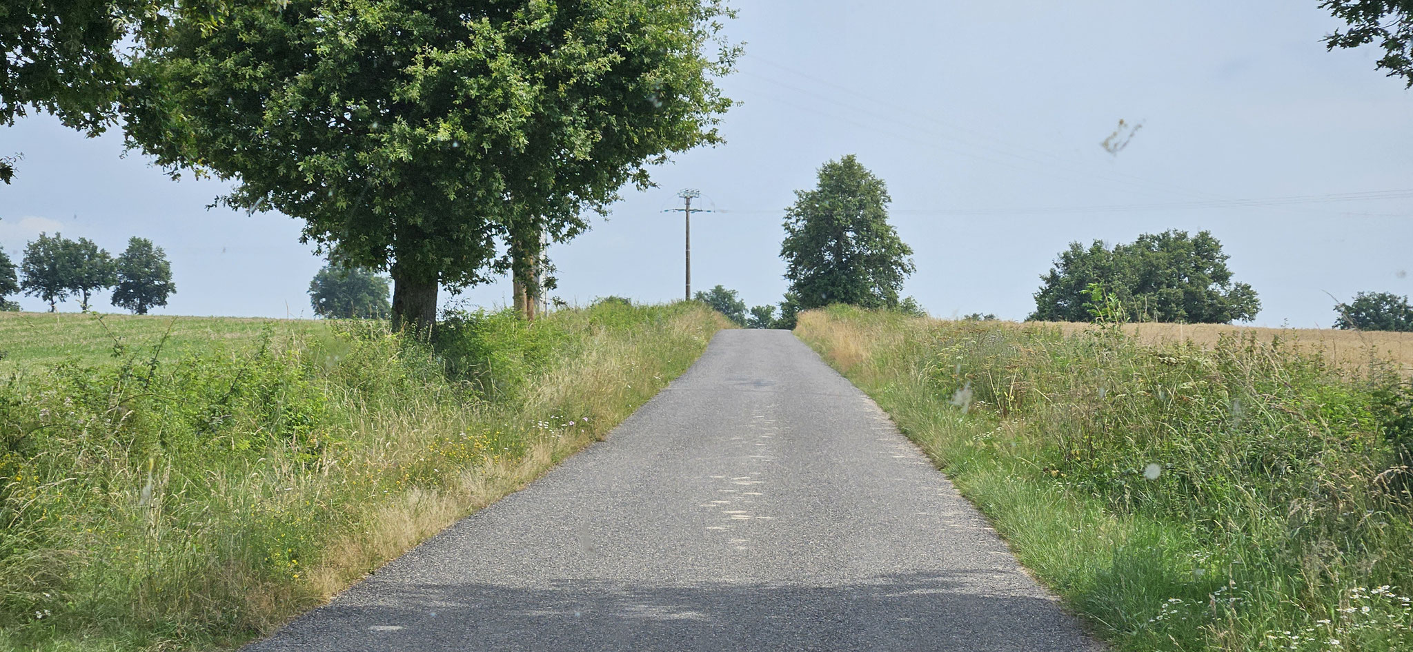 Endlich einmal wieder eine breite Strasse mit angedeuteter Mittellinie