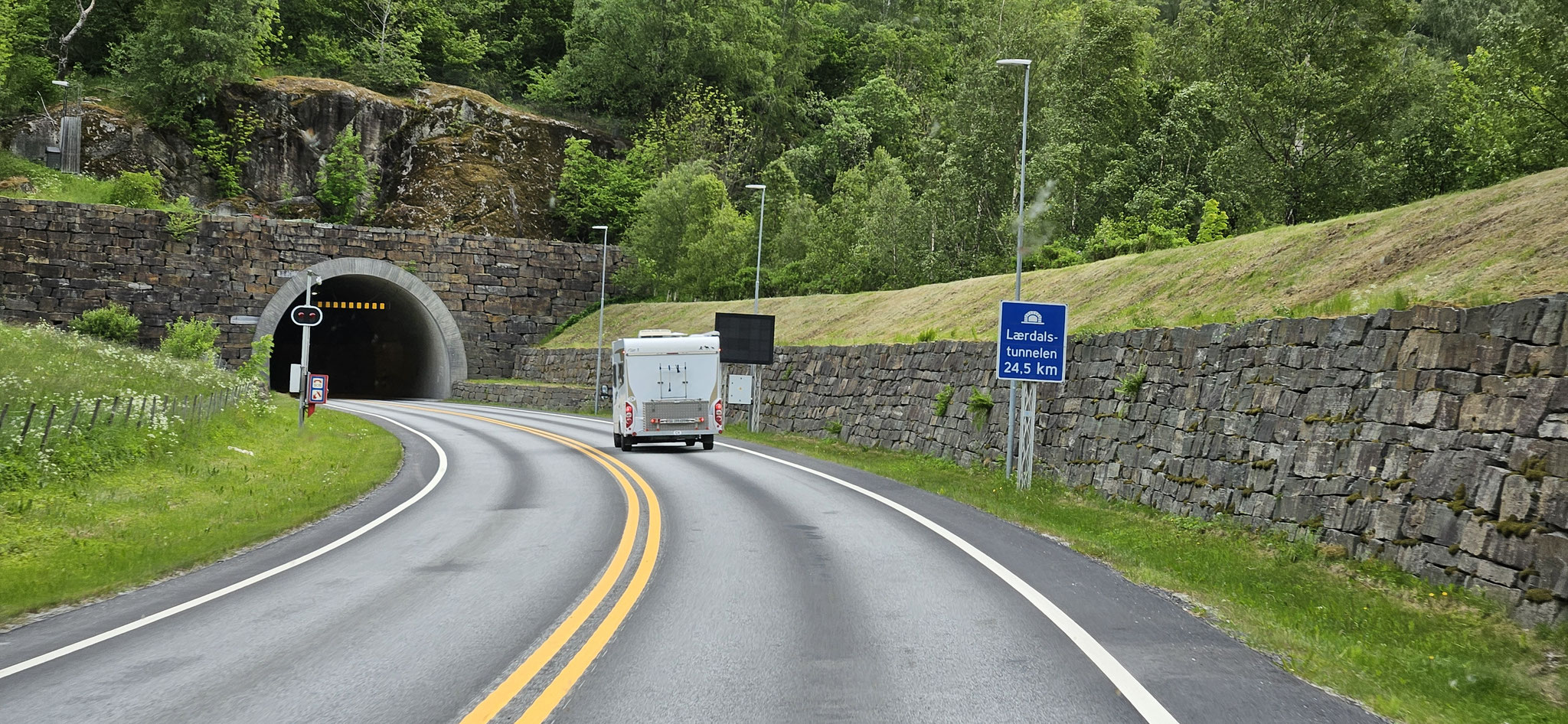 ...Papi steuert direkt auf den Lærdaltunnel zu...