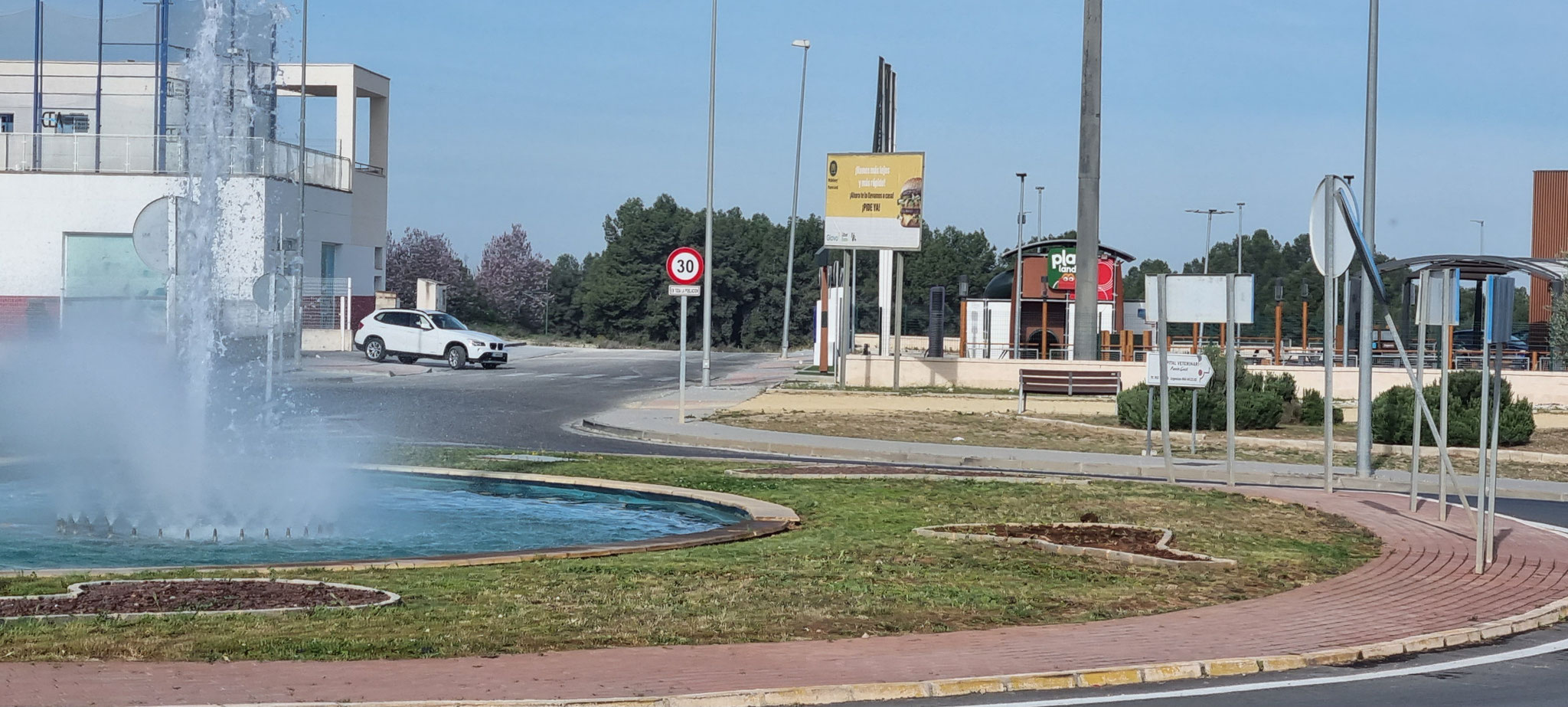 Weiterfahrt vorbei am Springbrunnen