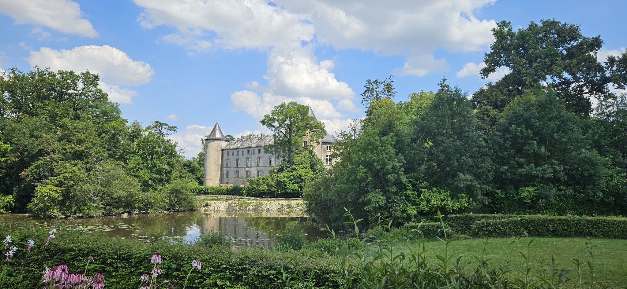 Wie romantisch ... Bach und Burg