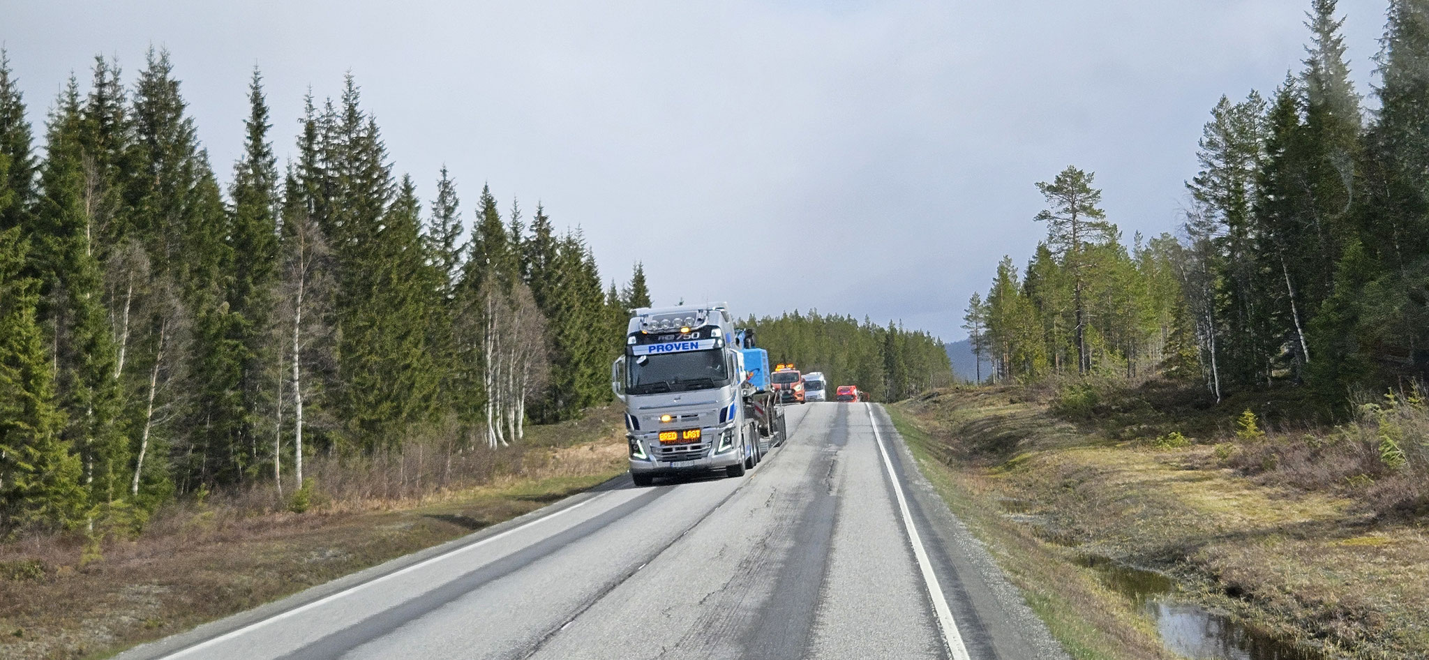 Immer mehr grosse schöne LKW's und oft "Bred Last"