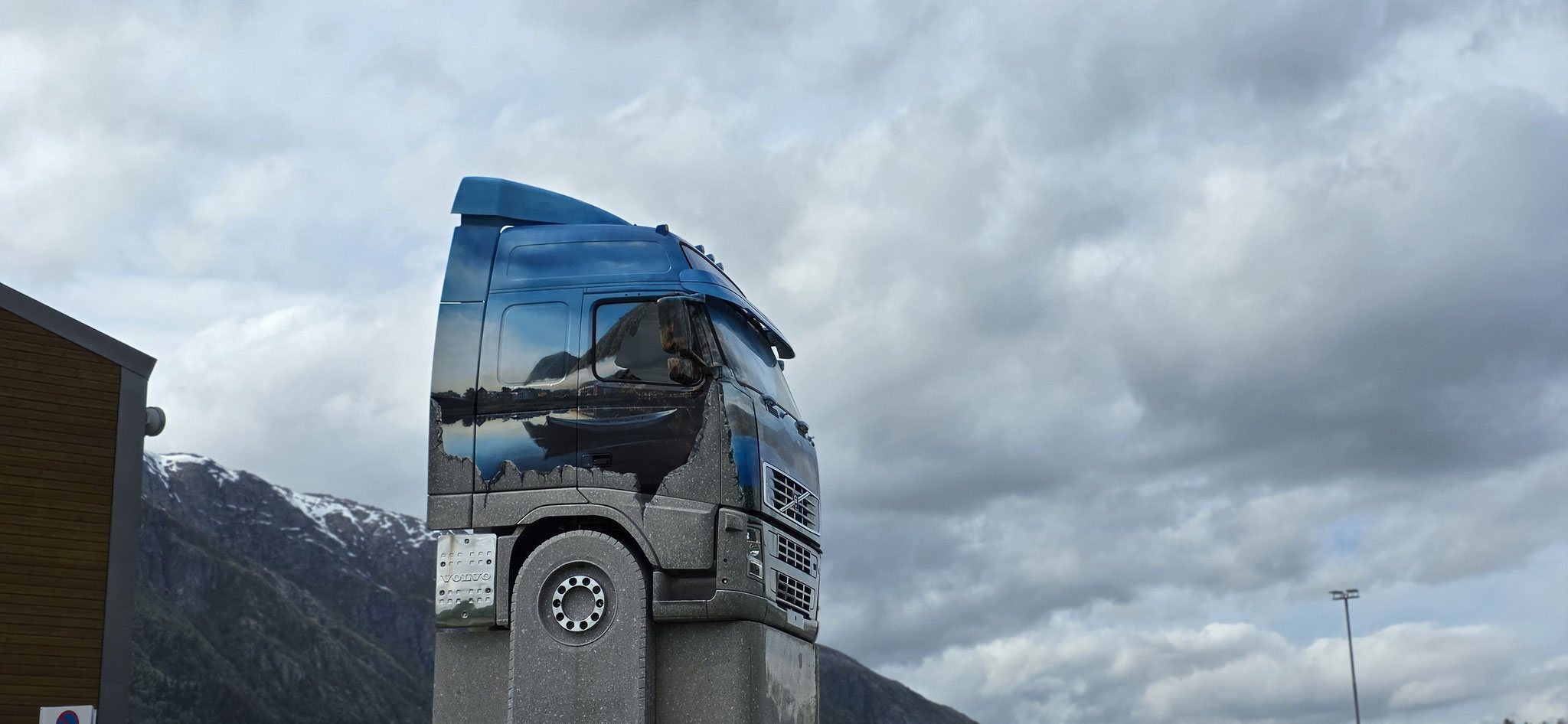...diesen Volvo-Truck...
