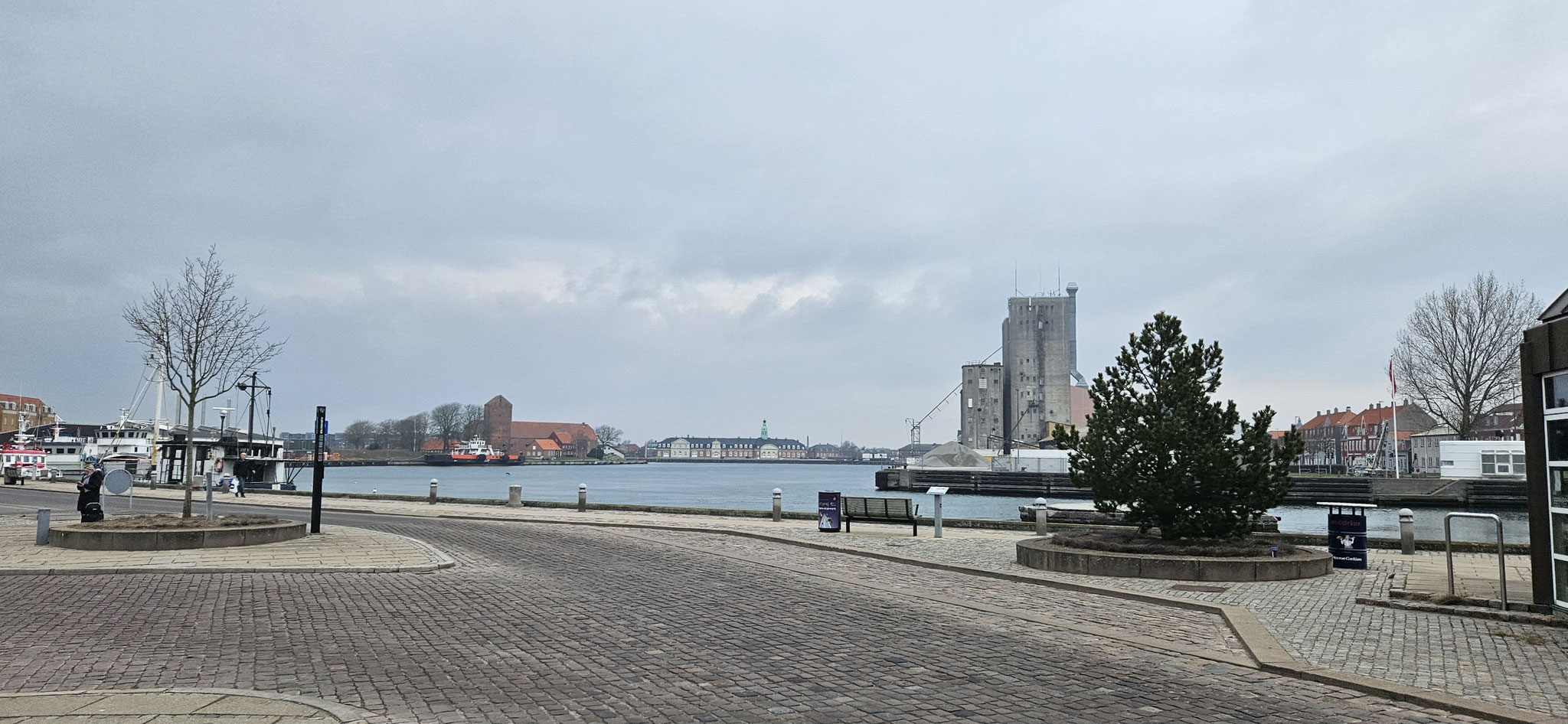 ...vorbei am Hafen...