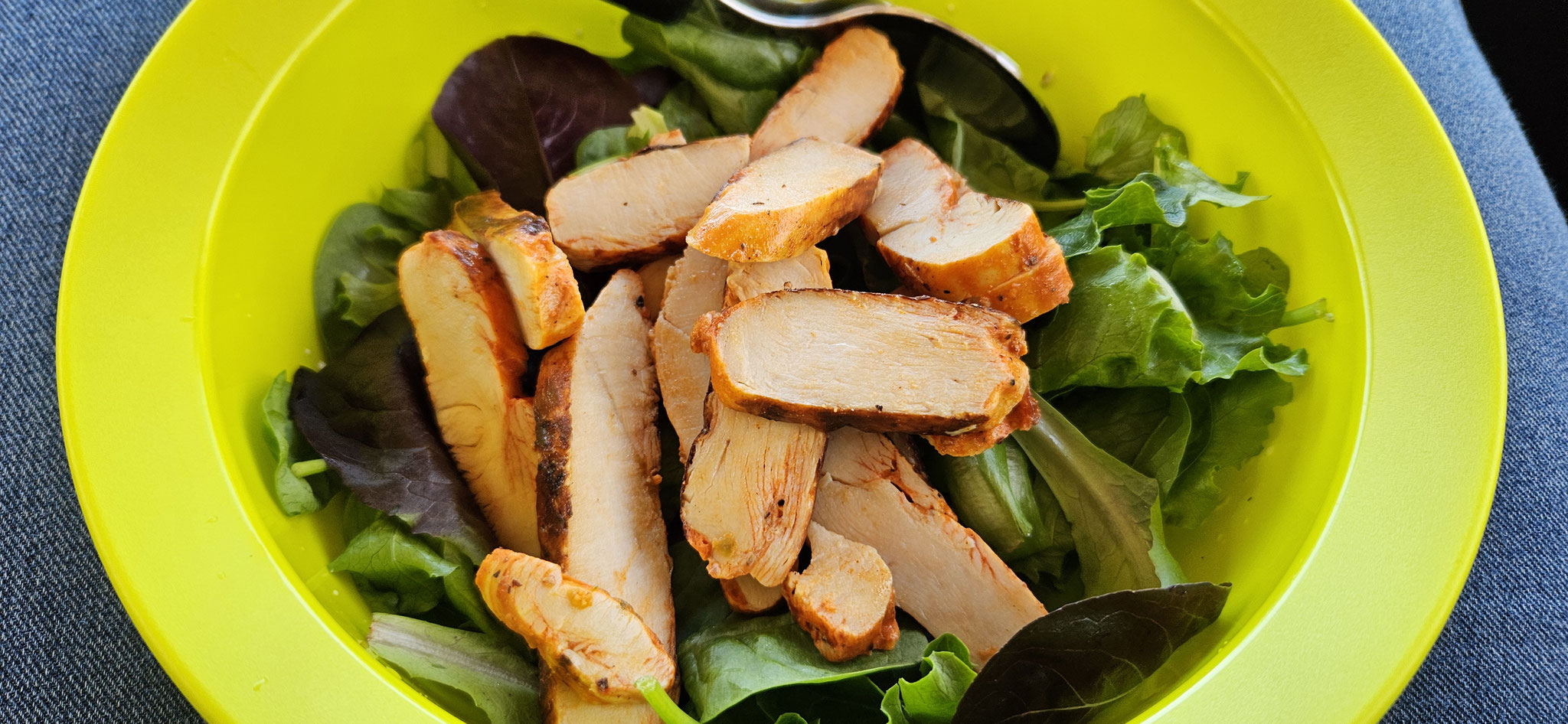 Hähnchensalat gibt es zum Mittagessen