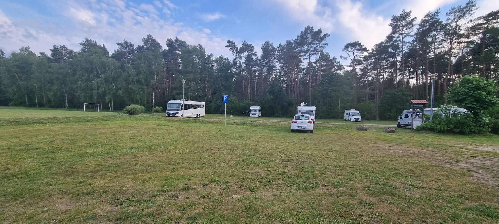 Es hat viele WoMo's gegeben - und ein Wohnwagen quetscht sich dazwischen