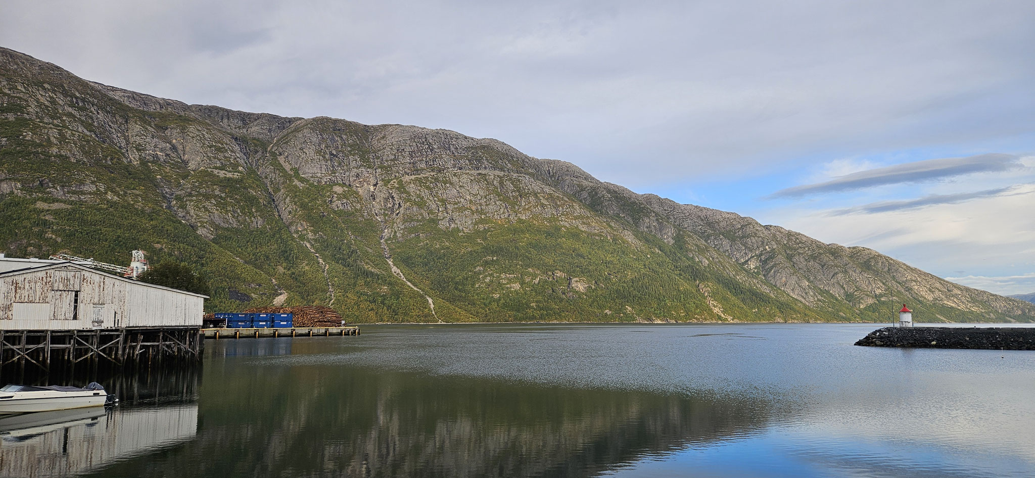 ...das Fjord fast spiegelglatt...
