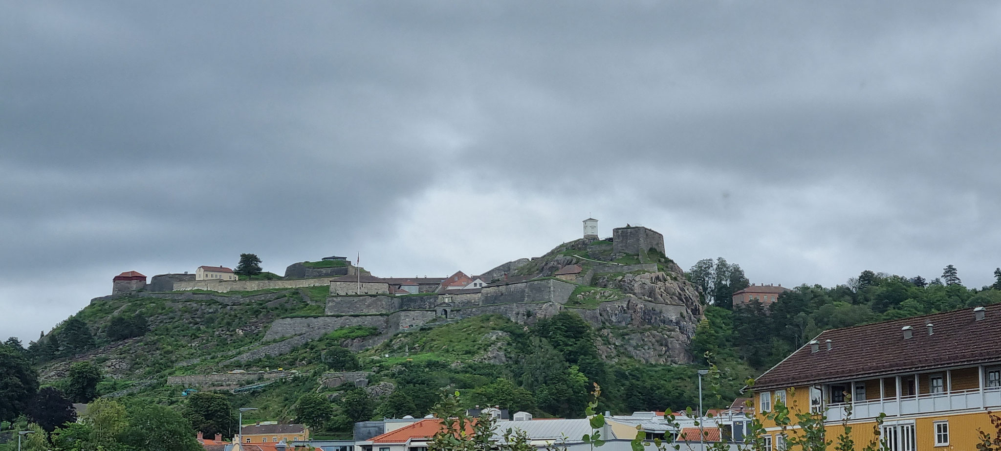 Auf dem Berg die Festung Fredriksten