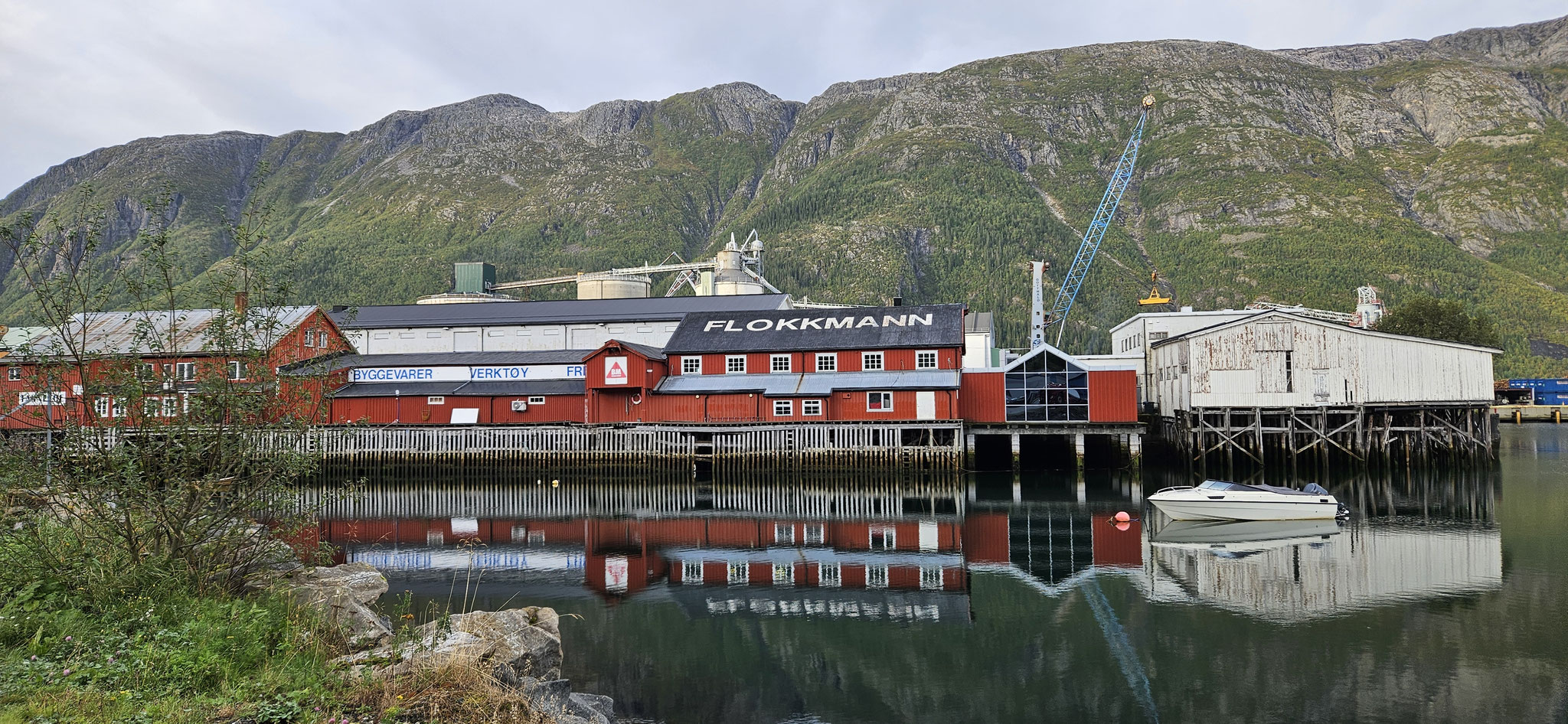 ...schauen sich Daniela & Wilson im Hafen um...