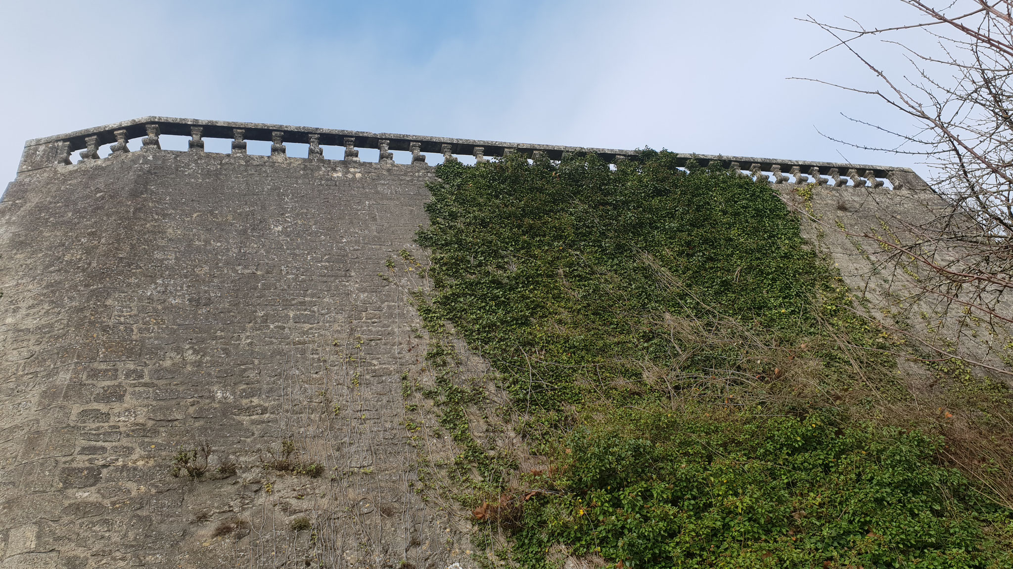 Die Burgmauer ist hoch