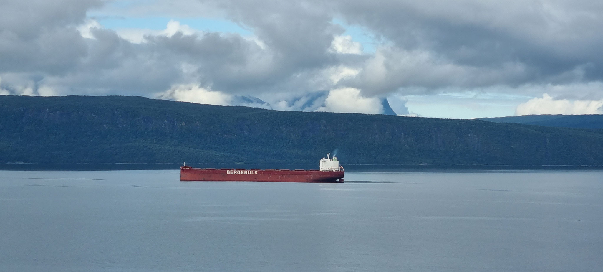 Das Fjord sieht fast wie zugefroren aus