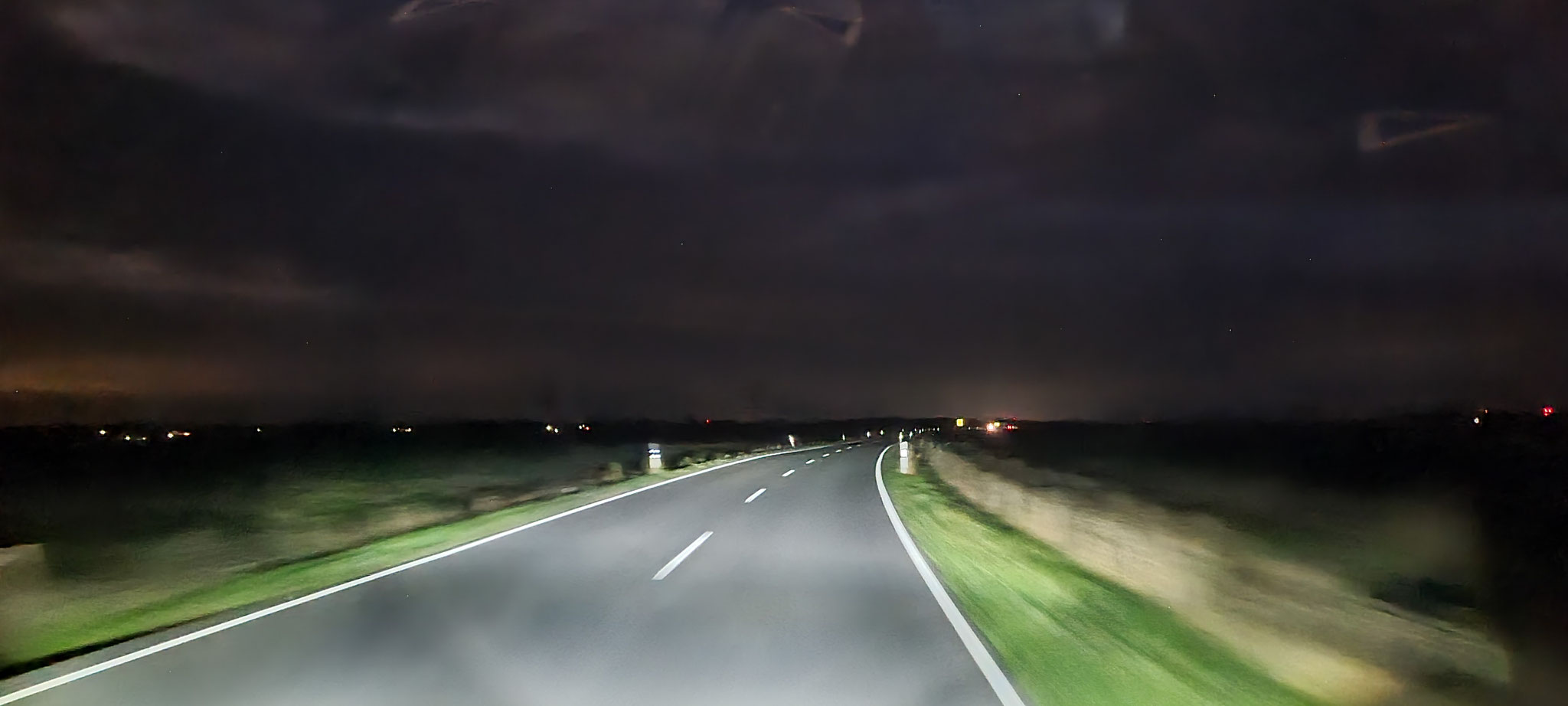 Wir fahren auf komplett dunklen Strassen - auch durch Dörfer