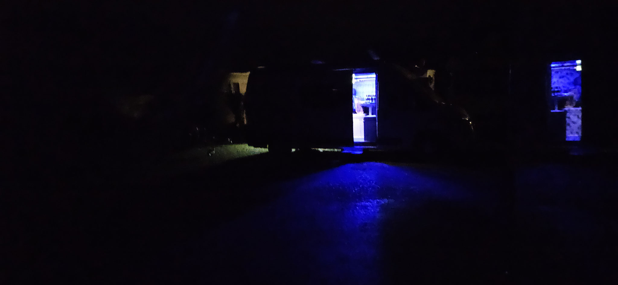 Morgens um 02:00 Uhr...laute Musik und der Nachbar mit 10 Bierflaschen auf dem Tisch