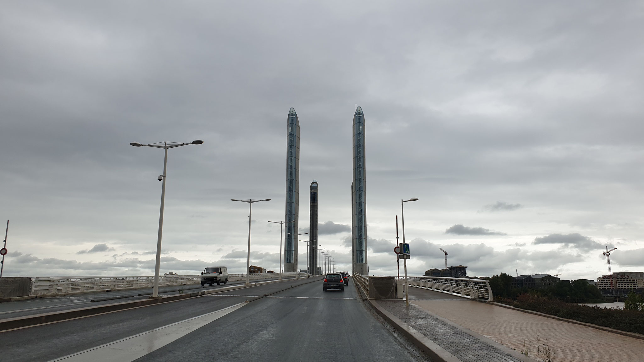 ...und nehmen die neue Brücke