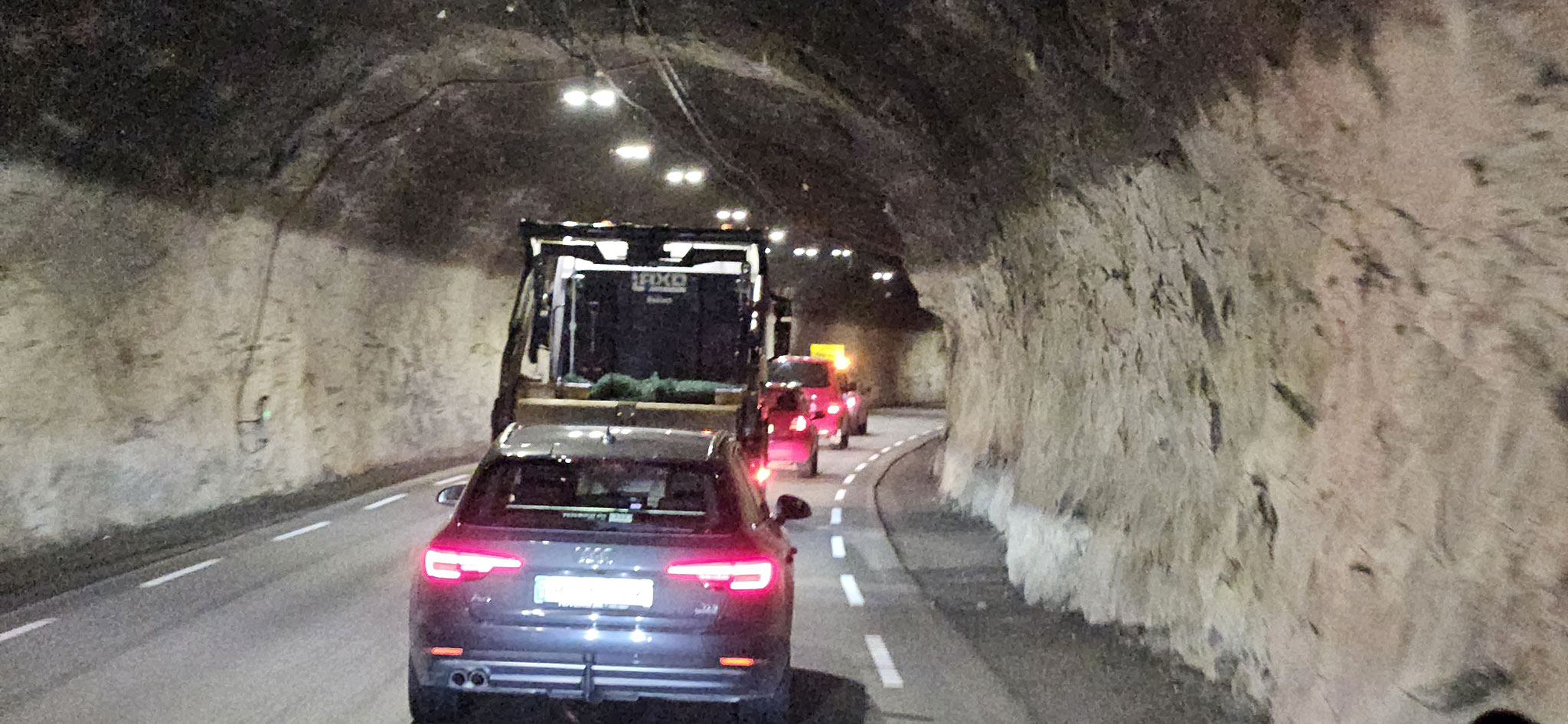 Wir werden mit "manuell dirigering" durch den Tunnel gebracht