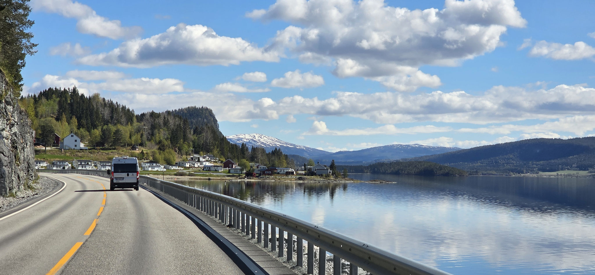 Wir tuckern friedlich der Strasse entlang
