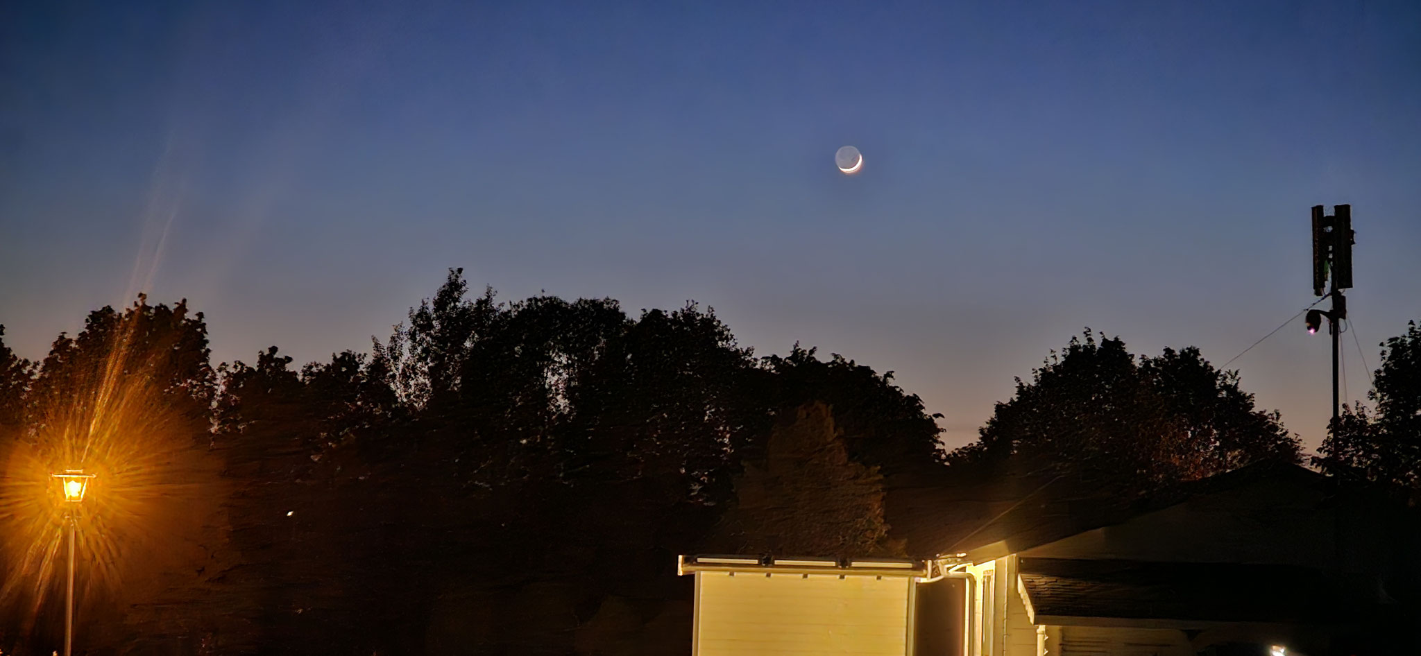 ...Mondsichel, die den gesamten Mond erahnen lässt