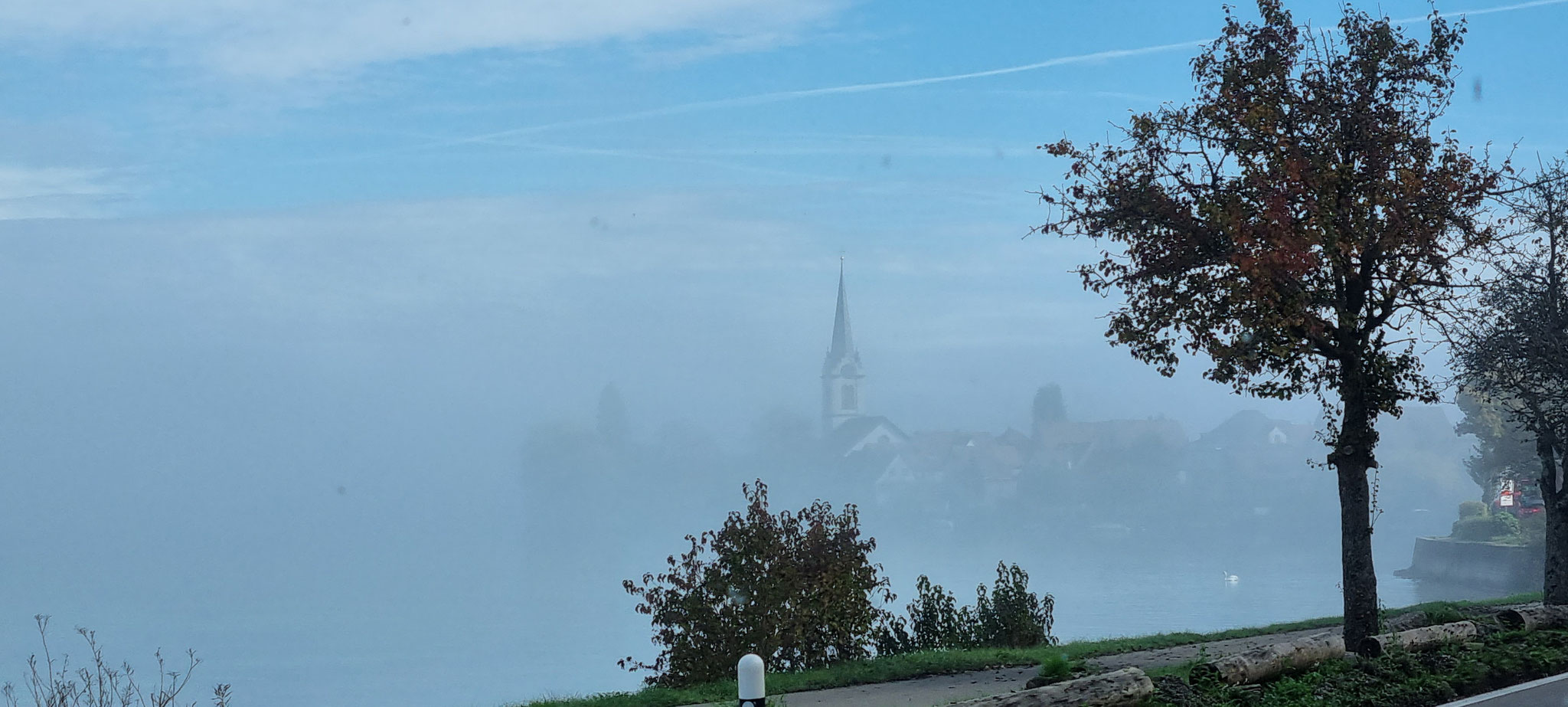 Na - welcher Kirchturm liegt da im Nebel?