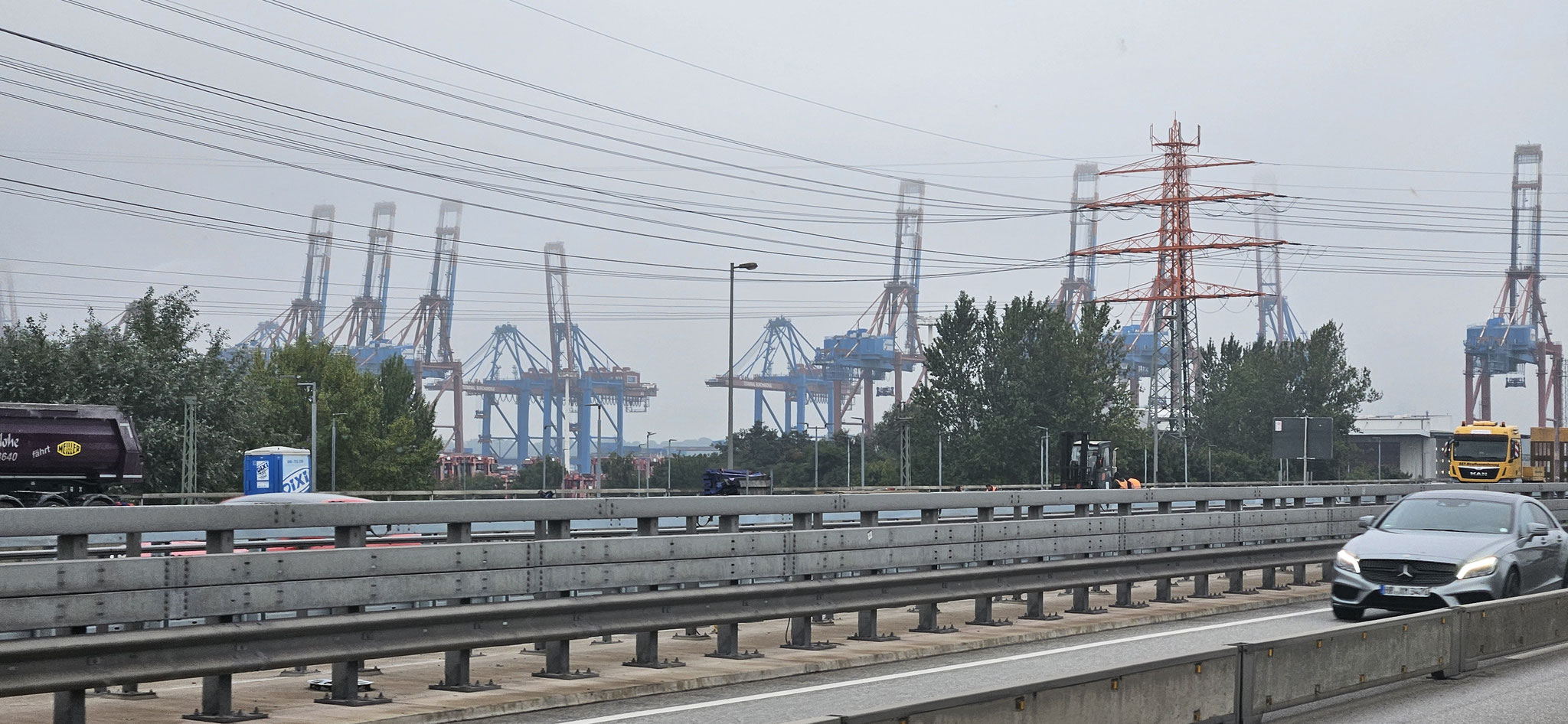 Zügig kommen wir am Hafen vorbei...