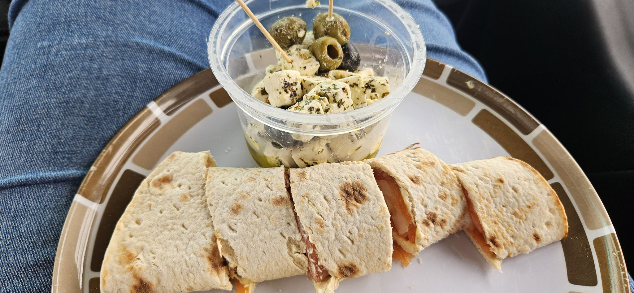 Mittagssnack - Lachsrollen und Fetawürfel