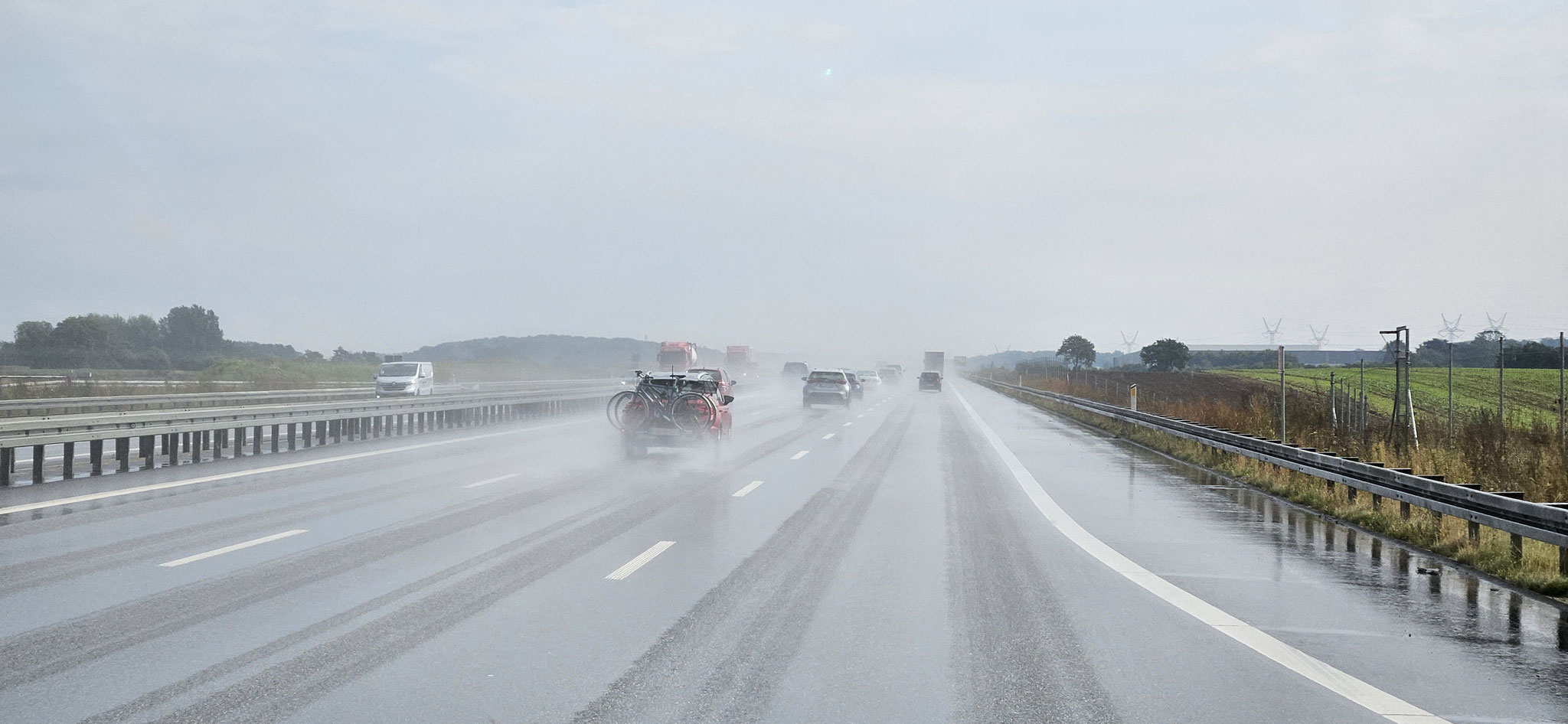 Wasser auf der Strasse aber die Sonne guckt hervor
