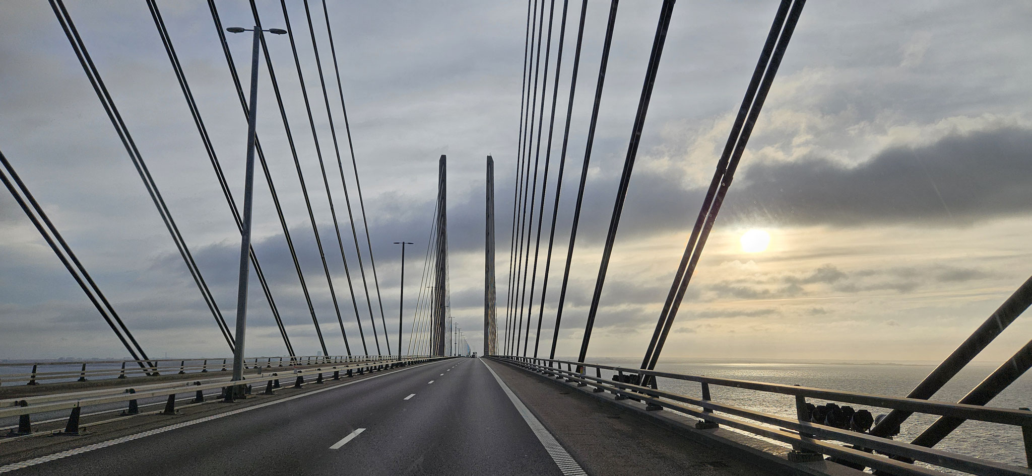 Wunderschön die Brücke - und die Sonne guckt durch die Wolken
