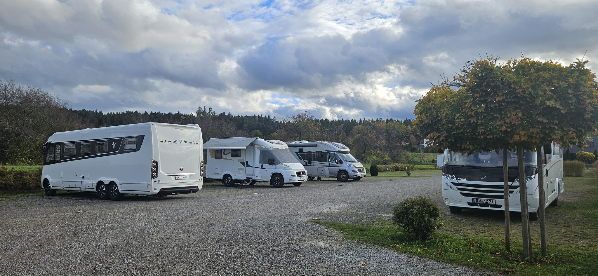 Schon stehen wir in Dietingen auf unserer Parzelle