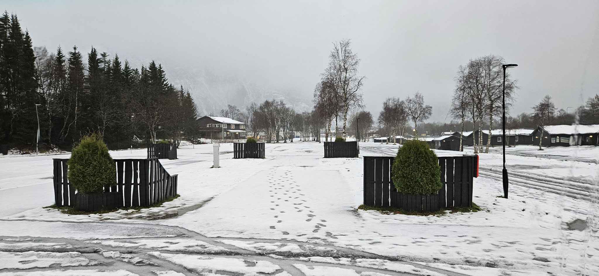 Die Strassen sind schon frei, der Campingplatz sieht auch schon besser aus