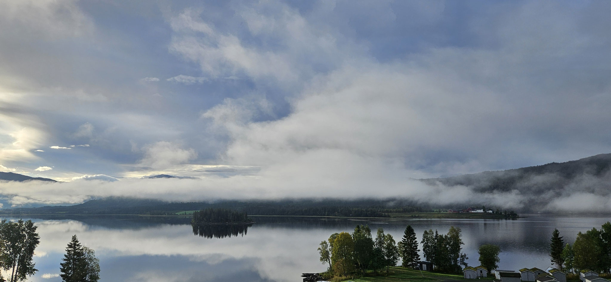 Langsam löst sich der Morgennebel auf