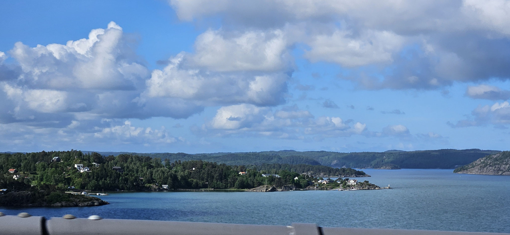 Blauer Himmel und Sonnenschein
