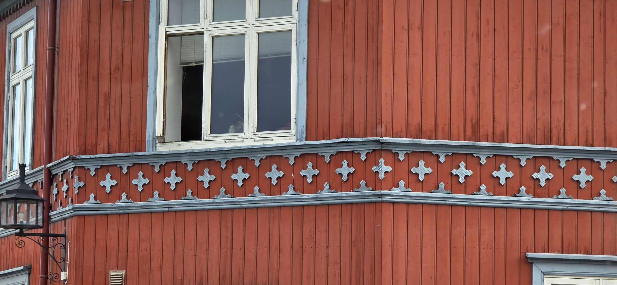 Schöne Holzarbeiten an den Häusern