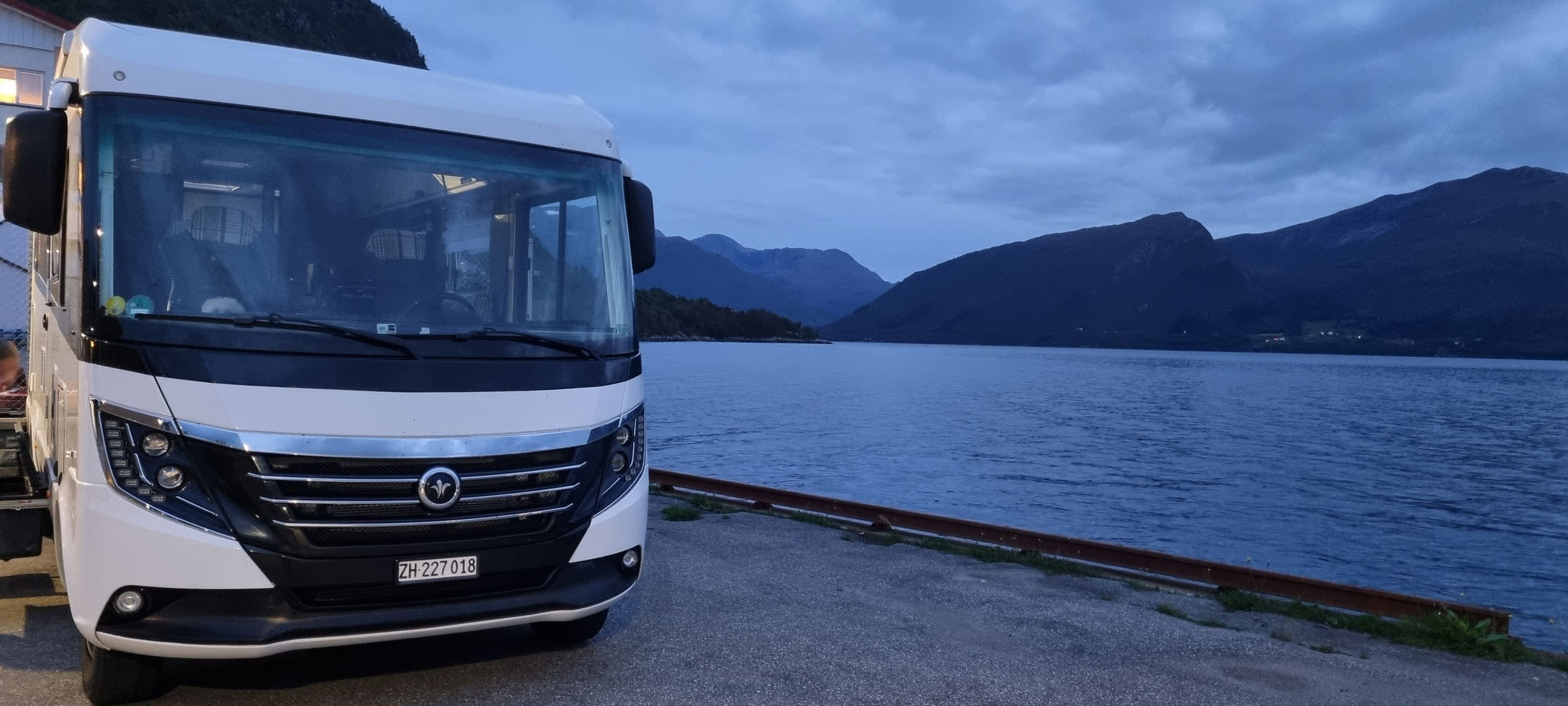 ...direkt am Fjord