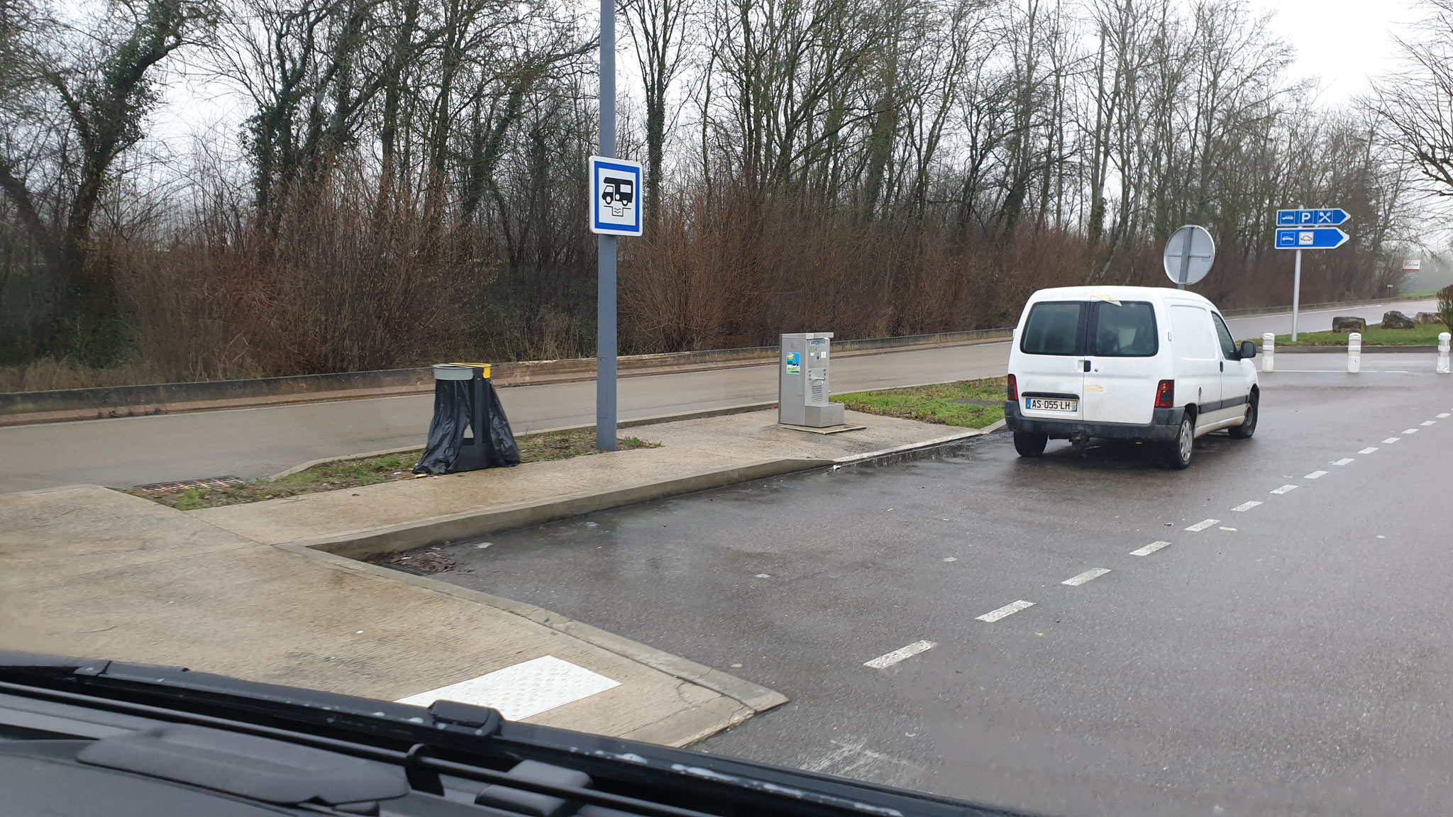 Typisch! Was macht der PKW? Er parkiert auf an der WoMo-Sanistation
