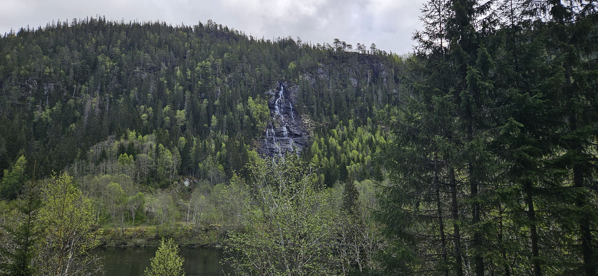 Wir stehen an einer Ampel und sehen den kleinen Fossen (Wasserfall)