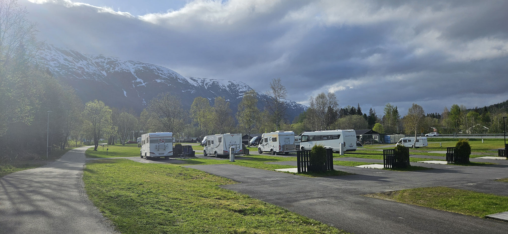 ...geht es direkt auf den Campingplatz